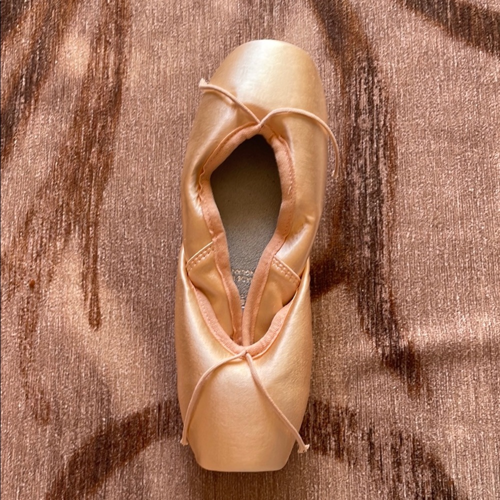 Freed Studio II pointe shoes in size 6.5C hard shank